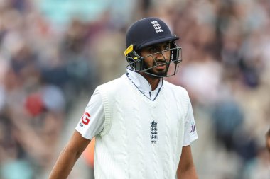 İngiltere 'den Shoaib Bashir, Sri Lanka' dan Lahiru Kumara tarafından 3. Rothesay Test Maçı 2. İngiltere-Sri Lanka maçında 7 Eylül 2024 'te Kia Oval, Londra' da yakalandıktan sonra sahadan ayrıldı.