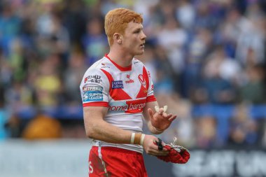 St. Helens 'ten Jonny Vaughan, Betfred Süper Lig 25. Raundu' nda oynanan Warrington Wolves-St Helens maçında, 7 Eylül 2024 'te Warrington, İngiltere' deki Halliwell Jones Stadyumu 'nda seyyar taraftarları alkışlıyor.