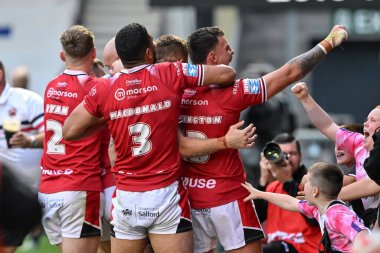 Salford Red Devils takımının Deon Cross 'u Betfred Süper Ligi 25. Raundda Salford Red Devils - Catalans Dragons maçında Salford Community Stadyumu, Eccles, İngiltere' de 7 Eylül 2024 'te oynanan karşılaşmayı 24-6 Salford' da kutluyor.