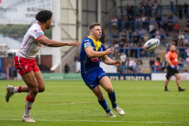 Warrington Wolves takımından George Williams, 7 Eylül 2024 'te İngiltere' nin Warrington kentinde oynanan 25. Warrington Wolves-St Helens maçında pas verdi.