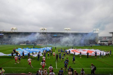 Her iki takım da sahaya Betfred Süper Lig 25. Maçı öncesinde çıkıyor. Warrington Wolves, St. Helens 'e karşı Halliwell Jones Stadyumu, Warrington, İngiltere, 7 Eylül 2024