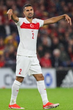 Trkiye 'li Zeki, 6 Eylül 2024' te Cardiff City Stadyumu 'nda UEFA Uluslar Ligi - 4. Lig - Galler - Türkiye maçı sırasında takım arkadaşlarına talimat verir.
