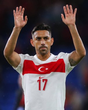 Trkiye 'den rfan Kahveci, 6 Eylül 2024' te Cardiff City Stadyumu 'nda UEFA Uluslar Ligi - B-Grubu 4 - Galler-Türkiye maçı sonrasında gezgin taraftarlara el sallıyor.