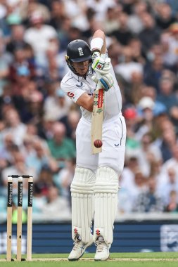İngiltere 'den Jamie Smith, 3. Rothesay Test Maçı 2. İngiltere - Sri Lanka maçında, 7 Eylül 2024' te Londra, Kia Oval 'da güvenlik atışı yapmak için ayağa kalkar.