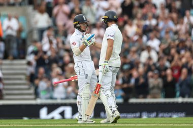 İngiltere 'nin Ollie Pope' u, 3. Rothesay Test Maçı 2. İngiltere - Sri Lanka maçında İngiltere 'nin 7 Eylül 2024' te Londra 'nın Kia Oval kentinde 150 koşu yapmasını kutluyor.