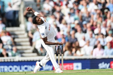 Sri Lanka 'dan Vishwa Fernando, 3. Rothesay Test Maçı' nda topu veriyor. 3. İngiltere - Sri Lanka maçı, Londra, Kia Oval, İngiltere, 8 Eylül 2024