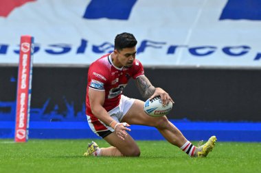 Salford Red Devils takımından Tim Lafai, Betfred Süper Lig 25. Raundda Salford Red Devils, Catalans Dragons 'a karşı Salford Community Stadyumu, Eccles, Birleşik Krallık, 7 Eylül 2024' te oynanan karşılaşmada 16-6 Salford 'a çıkmaya çalışıyor.