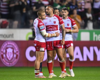 Hull KR 'dan Elliot Minchella, Betfred Süper Lig 25. Raundun sonunda Hull KR' dan Mikey Lewis 'i teselli ediyor. Wigan Warriors, Hull KR' a karşı Brick Community Stadyumu, Wigan, Birleşik Krallık, 6 Eylül 2024