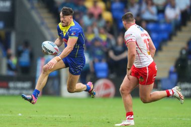 Warrington Wolves takımından Matty Ashton, 7 Eylül 2024 'te Halliwell Jones Stadyumu' nda oynanan 25. Warrington Wolves - St Helens maçında topu kırıyor.