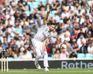 İngiltere 'den Chris Woakes topu veriyor. 3. Rothesay Test Maçı' nda Sri Lanka 'dan Kamindu Mendis' in kalesini alıyor. 3.