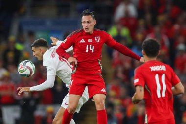 Trkiye 'den Mert Mldr ve Galler' den Connor Roberts, 6 Eylül 2024 'te Cardiff City Stadyumu' nda UEFA Uluslar Ligi - B-Grubu 4 - Galler-Türkiye maçı sırasında top için mücadele ettiler.