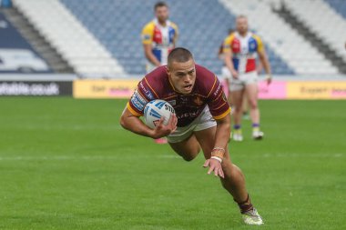 Huddersfield Giants takımının Tui Lolohea 'sı Betfred Süper Lig 25. Raundda Huddersfield Giants' a karşı Londra Broncos maçında John Smith 'in Stadyumu, Huddersfield, Birleşik Krallık, 8 Eylül 2024' te tekrar deneyecek.