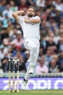 İngiltere 'den Chris Woakes topu 3. Rothesay Test Maçı' nda veriyor. 2. İngiltere - Sri Lanka maçı, Kia Oval, Londra, İngiltere, 7 Eylül 2024