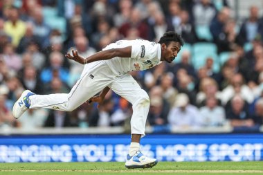 Sri Lanka 'dan Milan Rathnayake topu 3. Rothesay Deneme Maçı' nda veriyor. 1. İngiltere - Sri Lanka maçı, Kia Oval, Londra, 6 Eylül 2024