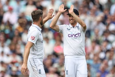 İngiltere 'den Chris Woakes, Sri Lanka' dan Kusal Mendis 'in kalesini 3. Rothesay Test Maçı 2. Gün İngiltere-Sri Lanka karşılaşmasında kutluyor.