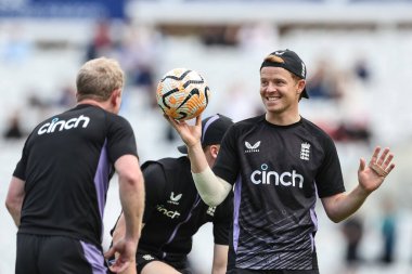 İngiltere 'den Ollie Pope, Marcus Trescothick' un 3. Rothesay Test Maçı 3. İngiltere-Sri Lanka maçında 8 Eylül 2024 'te İngiltere' nin başkenti Londra 'da oynanan Kia Oval' da futbol öncesi ritüel maçını kaybetmesinin ardından futbol antrenörüne gülüyor.