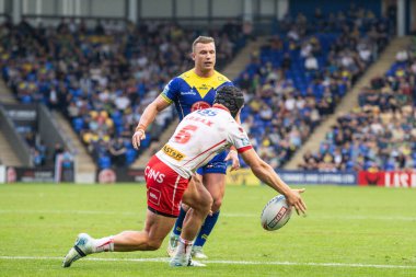 St. Helens 'ten Jonny Lomax, Warrington Wolves' tan George Williams 'ın Betfred Süper Lig 25. Raundda oynadığı Halliwell Jones Stadyumu' nda oynadığı Warrington Wolves - St Helens maçında attığı pası engelliyor.