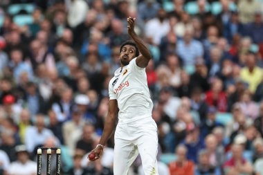 Sri Lanka 'dan Milan Rathnayake topu 3. Rothesay Deneme Maçı' nda veriyor. 1. İngiltere - Sri Lanka maçı, Kia Oval, Londra, 6 Eylül 2024