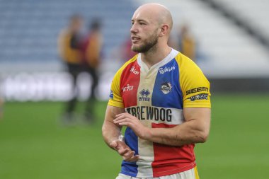 Londra Broncos takımından Lee Kershaw, Betfred Süper Lig 25. Raundda oynanan John Smith Stadyumu 'nda Huddersfield Giants' a karşı Londra Broncos maçında, 8 Eylül 2024 tarihinde oynanan maçtan sonra deplasman taraftarlarını alkışlıyor.