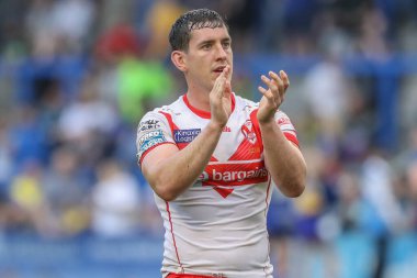 St. Helens 'ten Matt Whitley, Betfred Süper Lig 25. Raundu' nda oynanan Warrington Wolves-St Helens maçında, 7 Eylül 2024 'te Warrington, İngiltere' deki Halliwell Jones Stadyumu 'nda seyircileri alkışlıyor.
