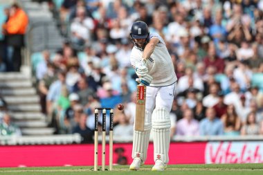 İngiltere 'den Chris Woakes topu Chandimal' in ellerine atıyor, 3. Rothesay Test Maçı 'nda 3. İngiltere - Sri Lanka maçı sırasında 8 Eylül 2024' te Kia Oval, Londra, İngiltere 'de