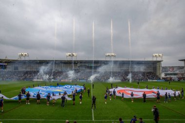 Betfred Süper Lig 25. Maçı öncesinde havai fişekler atıldı. Warrington Wolves, St. Helens 'e karşı Halliwell Jones Stadyumu, Warrington, İngiltere, 7 Eylül 2024