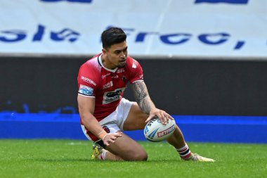 Salford Red Devils takımından Tim Lafai, Betfred Süper Lig 25. Raundda Salford Red Devils, Catalans Dragons 'a karşı Salford Community Stadyumu, Eccles, Birleşik Krallık, 7 Eylül 2024' te oynanan karşılaşmada 16-6 Salford 'a çıkmaya çalışıyor.