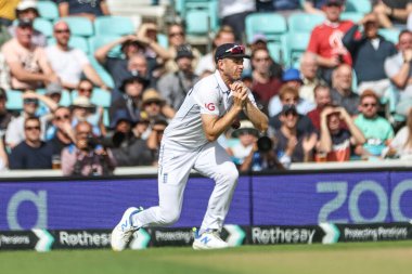 İngiltere 'den Olly Stone, 3. Rothesay Deneme Maçı' nda Sri Lanka 'dan Milan Rathnayake' yi bırakıyor. İngiltere - Sri Lanka maçı, Kia Oval, Londra, Birleşik Krallık, 8 Eylül 2024