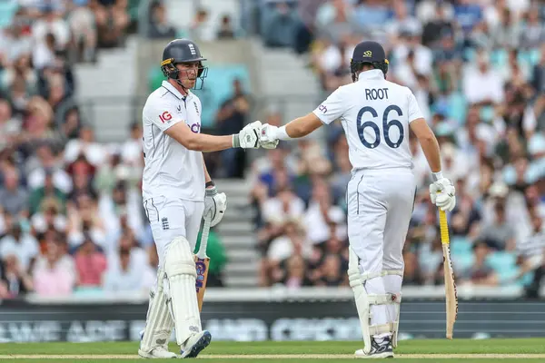 stock image Joe Root of England fist bumps Dan Lawrence of England after he hits a boundary during the 3rd Rothesay Test Match Day Three England v Sri Lanka at The Kia Oval, London, United Kingdom, 8th September 2024