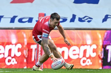 Salford Red Devils takımının Deon Cross 'u Betfred Süper Lig 25. Raundda Salford Red Devils Catalans Dragons' a karşı Salford Community Stadyumu, Eccles, Birleşik Krallık, 7 Eylül 2024 'te oynanan karşılaşmada 24-6 Salford' a gitmeye çalışıyor.