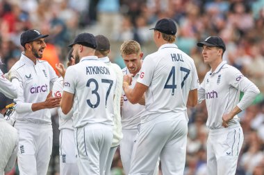 İngiltere 'nin Olly Stone' u, 3. Rothesay Test Maçı 'nda Dinesh Chandimal' in kalesini kutluyor. İngiltere - Sri Lanka - Kia Oval, Londra, İngiltere, 7 Eylül 2024