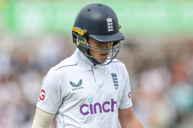 İngiltere 'den üzgün bir Ollie Pope, 3. Rothesay Deneme Maçı' nda 3. İngiltere - Sri Lanka maçı sırasında 8 Eylül 2024 'te Kia Oval, Londra, İngiltere' de Kumara tarafından dışarı fırlatıldıktan sonra sahadan ayrıldı.