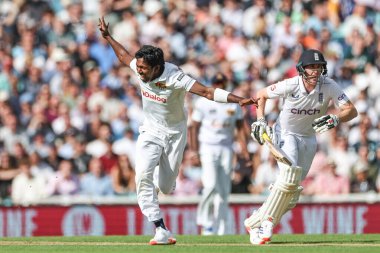 Sri Lanka 'dan Vishwa Fernando, 3. Rothesay Test Maçı' nda İngiltere 'nin Joe Root' u selamlamasını kutluyor. İngiltere - Sri Lanka - Kia Oval, Londra, Birleşik Krallık, 8 Eylül 2024