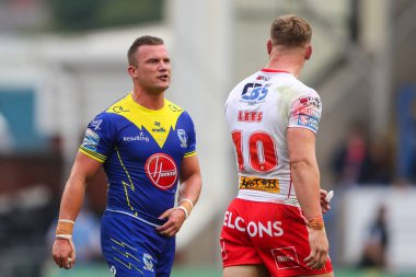 Warrington Wolves 'tan Matty Lees ve Josh Drinkwater arasında 27 Eylül 2024 tarihinde Halliwell Jones Stadyumu, Warrington, İngiltere' de oynanan Betfred Süper Lig 25.