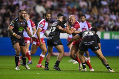 Wigan Warriors 'dan Tyler Dupree ve Wigan Warriors' tan Tom Forber, Wigan Warriors 'un oynadığı 25. Maç sırasında Hull KR' a karşı Brick Community Stadyumu, Wigan, Birleşik Krallık 'ta oynanan 6 Eylül 2024' de oynanan karşılaşmada Hull KR 'dan Dean Hadley' i yendi.