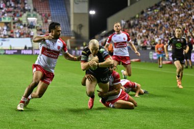 Wigan Warriors takımından Liam Marshall, 6 Eylül 2024 'te Wigan Warriors' un oynadığı The Brick Community Stadyumu 'nda oynanan 25. Wigan Warriors vs Hull KR maçında 18-20 öne geçti.