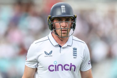 İngiltere 'den üzgün bir Dan Lawrence, 3. Rothesay Deneme Maçı' nda Chandimal tarafından yakalandıktan sonra sahadan ayrıldı. 3. İngiltere - Sri Lanka maçı, Kia Oval, Londra, Birleşik Krallık, 8 Eylül 2024