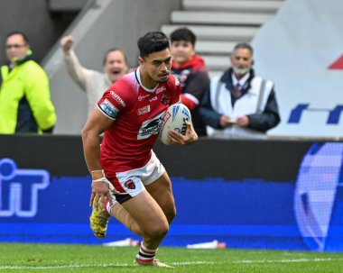 Salford Red Devils takımından Tim Lafai, Betfred Süper Lig 25. Raundda Salford Red Devils, Catalans Dragons 'a karşı Salford Community Stadyumu, Eccles, Birleşik Krallık, 7 Eylül 2024' te oynanan karşılaşmada 16-6 Salford 'a çıkmaya çalışıyor.