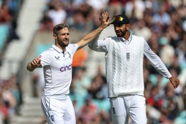 İngiltere 'den Chris Woakes, 3. Rothesay Test Maçı' nda İngiltere 'den Shoaib Bashir ile birlikte 8 Eylül 2024' te Londra 'nın başkenti Londra' daki Kia Oval 'da oynanan Sri Lanka maçında kale od Kamindu Mendis' i kutluyor.