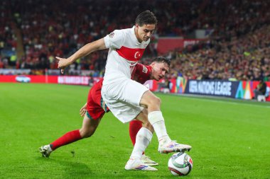 Trkiye 'den Kenan Yldz, 6 Eylül 2024' te Cardiff City Stadyumu 'nda Galler Ligi - B-Grubu 4 - Galler-Türkiye maçı sırasında Galler Ligi' nden Connor Roberts 'ı oyaladı.