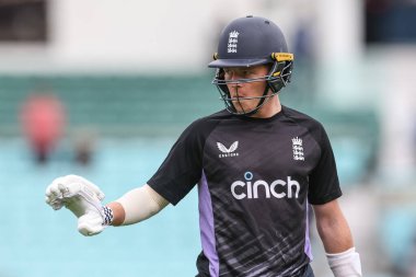 İngiltere 'den Ollie Pope, 3. Rothesay Test Maçı' nda 3. İngiltere - Sri Lanka maçında 8 Eylül 2024 'te Londra, Kia Oval' da ısınma turunda.