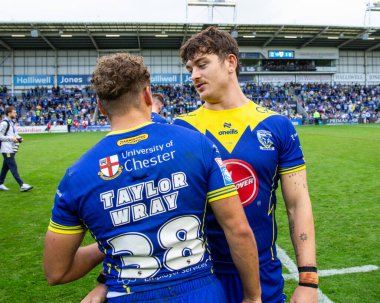 Warrington Wolves 'tan Cai Taylor-Wray ve Warrington Wolves' tan Jordan Crowther, 7 Eylül 2024 'te Halliwell Jones Stadyumu' nda oynanan Betfred Süper Lig 25. Raundu 'ndaki Warrington Wolves-St Helens maçı sonrasında kucaklaşıyorlar.