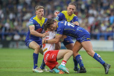 St. Helens 'ten Jon Bennison, Warrington Wolves' tan Jordy Crowther tarafından 7 Eylül 2024 'te Halliwell Jones Stadyumu' nda oynanan Betfred Süper Lig 25.
