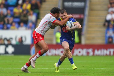 St. Helens takımından Waqa Blake, Warrington Wolves 'tan John Bateman' ı 27 Eylül 2024 'te Halliwell Jones Stadyumu' nda oynanan 25.