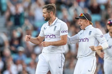 İngiltere 'den Chris Woakes, 3. Rothesay Test Maçı' nda Karunaratne kalesini kutluyor. 3. İngiltere - Sri Lanka maçı, Kia Oval, Londra, İngiltere, 8 Eylül 2024