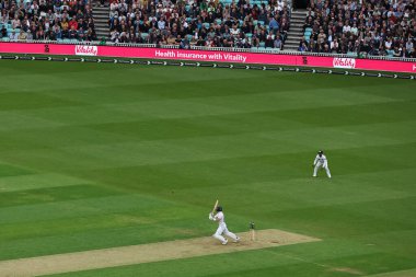 İngiltere 'nin Ollie Pope' u, 6 Eylül 2024 'te İngiltere' nin Kia Oval, Londra 'da oynanan 3. Rothesay Test Maçı' nda 4 puan aldı.