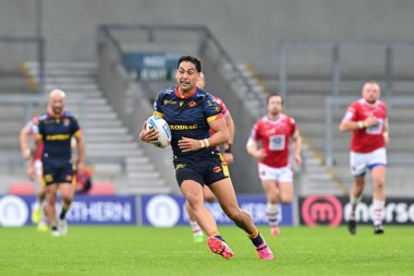 Katalan Ejderhaları 'ndan Reimis Smith, Salford Community Stadyumu' nda oynanan 25. Salford Red Devils - Catalans Dragons karşılaşmasında forvete giriyor.