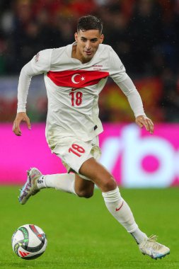 Trkiye 'li Mert Mldr, 6 Eylül 2024' te Cardiff City Stadyumu 'nda UEFA Uluslar Ligi - B-Grubu 4 - Galler - Türkiye maçı sırasında topu bırakıyor.