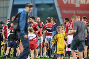 25 Eylül 2024 'te Salford Red Devils - Catalans Dragons maçında Salford Community Stadyumu, Eccles, İngiltere' de oynanan Betfred Süper Lig karşılaşmasında taraftarlar sahaya akın etti.