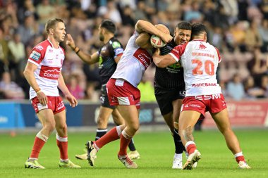 Wigan Warriors takımından Patrick Mago, 6 Eylül 2024 'te İngiltere' nin Wigan kentinde oynanan Betfred Süper Lig karşılaşmasında Hull KR takımından Kelepi Tanginoa ile karşılaştı.